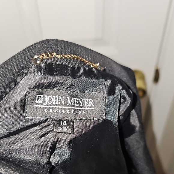 Sophisticated Black Women's Blazer with Gold Accents - Picture 7 of 7